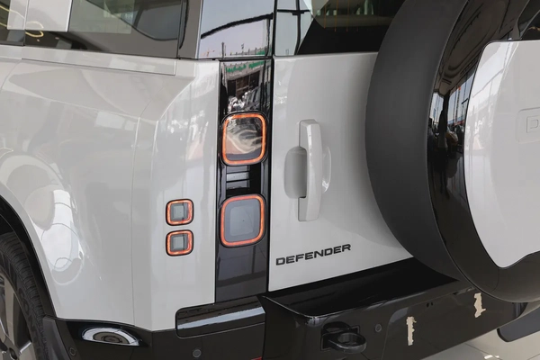 Land Rover Defender | 110 X-Dynamic HSE P400 | GCC Specs | 2026 (Export)