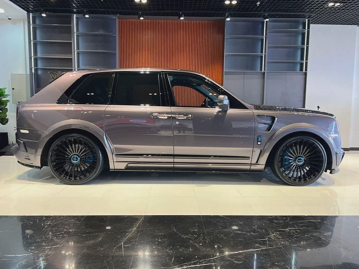 ROLLS ROYCE CULLINAN BLACK BADGE / 2021 / 34,348KMs ONLY / STARLIGHTS / MANSORY PACKAGE-1-1