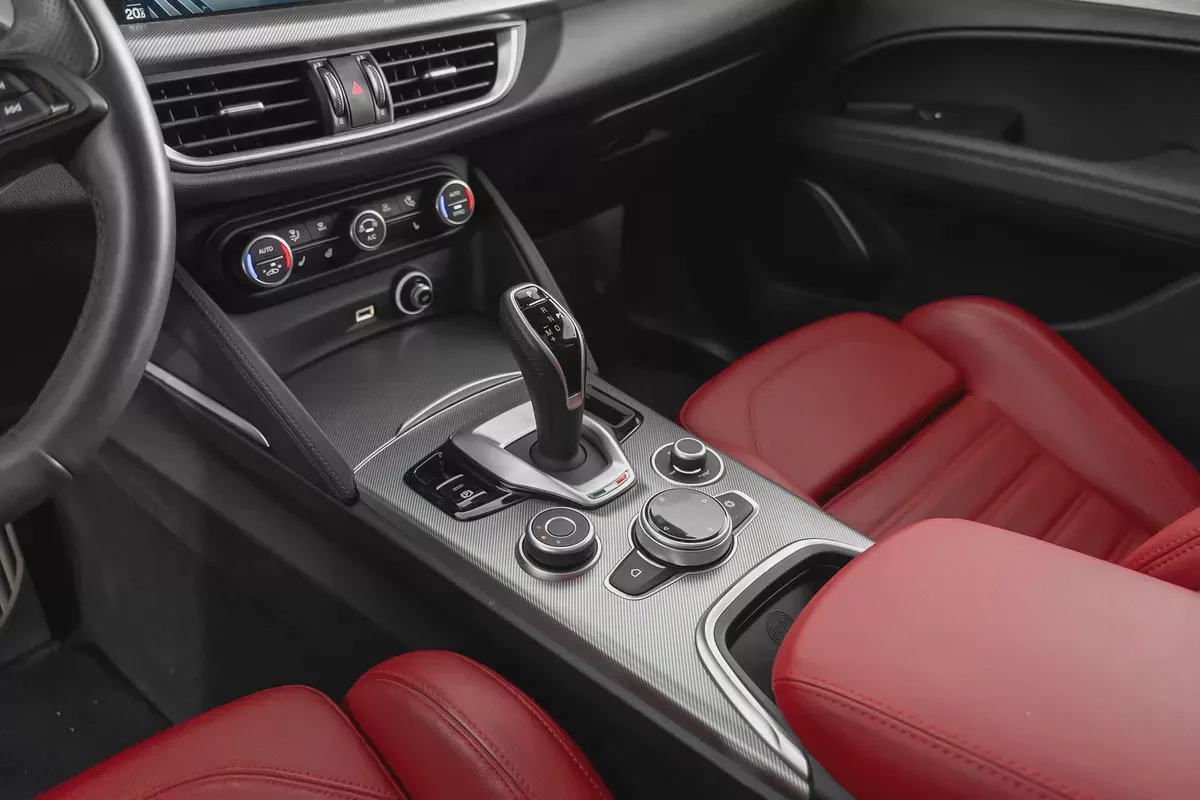 2,187 AED / 60 months | 0% DP | 2023 Alfa Romeo Stelvio Veloce Q4 / Alfa Romeo Warranty-7-7