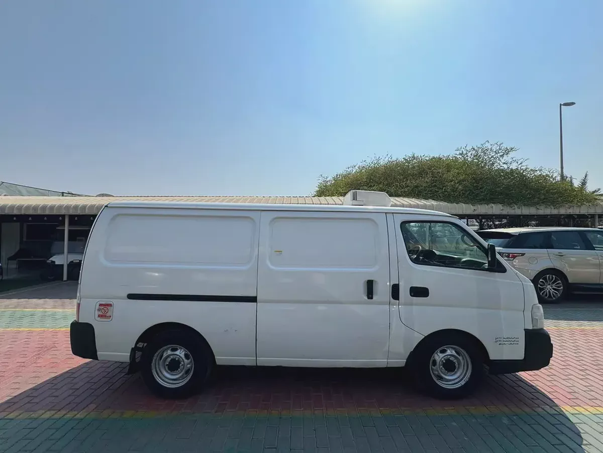 2005 Nissan Urvan Standard GCC Specs CHILLER VAN-4-4