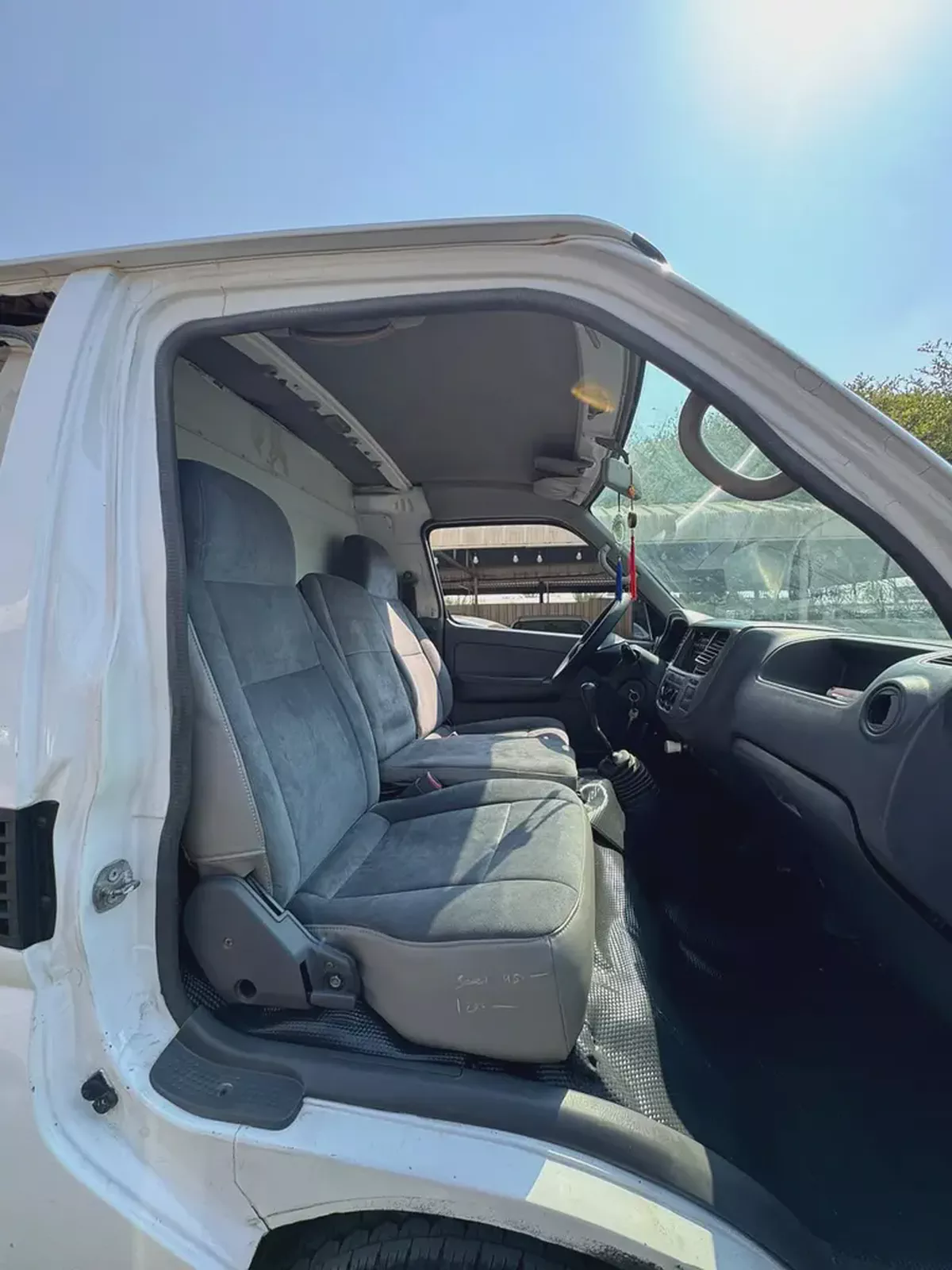 2005 Nissan Urvan Standard GCC Specs CHILLER VAN-8-8