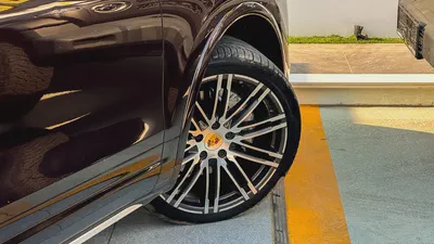 Porsche Cayenne S Platinum Edition 2018 GCC Full Service History-3