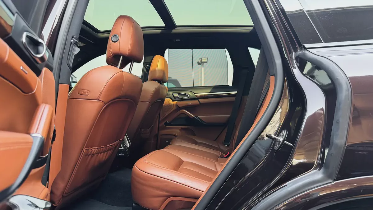 Porsche Cayenne S Platinum Edition 2018 GCC Full Service History-19-19