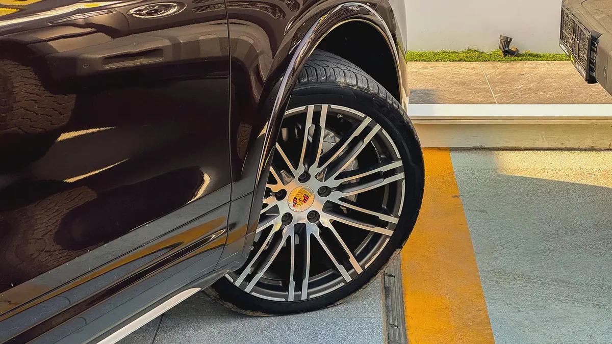 Porsche Cayenne S Platinum Edition 2018 GCC Full Service History-3-3