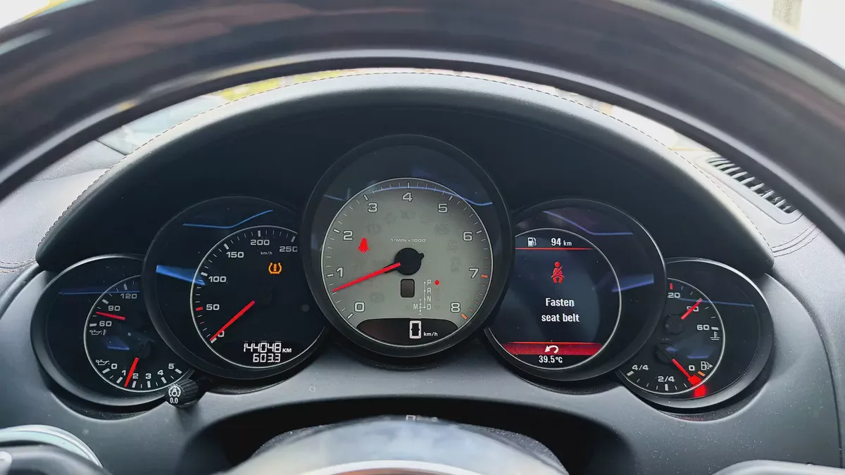 Porsche Cayenne S Platinum Edition 2018 GCC Full Service History-6-6