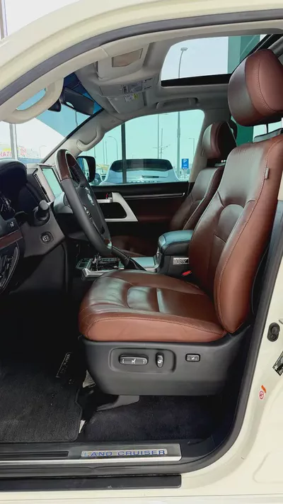 Pristine Toyota Land Cruiser VXR 2017 | GCC Specs | Low Mileage | Fully Loaded-11