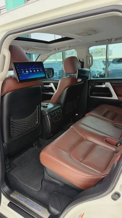 Pristine Toyota Land Cruiser VXR 2017 | GCC Specs | Low Mileage | Fully Loaded-14