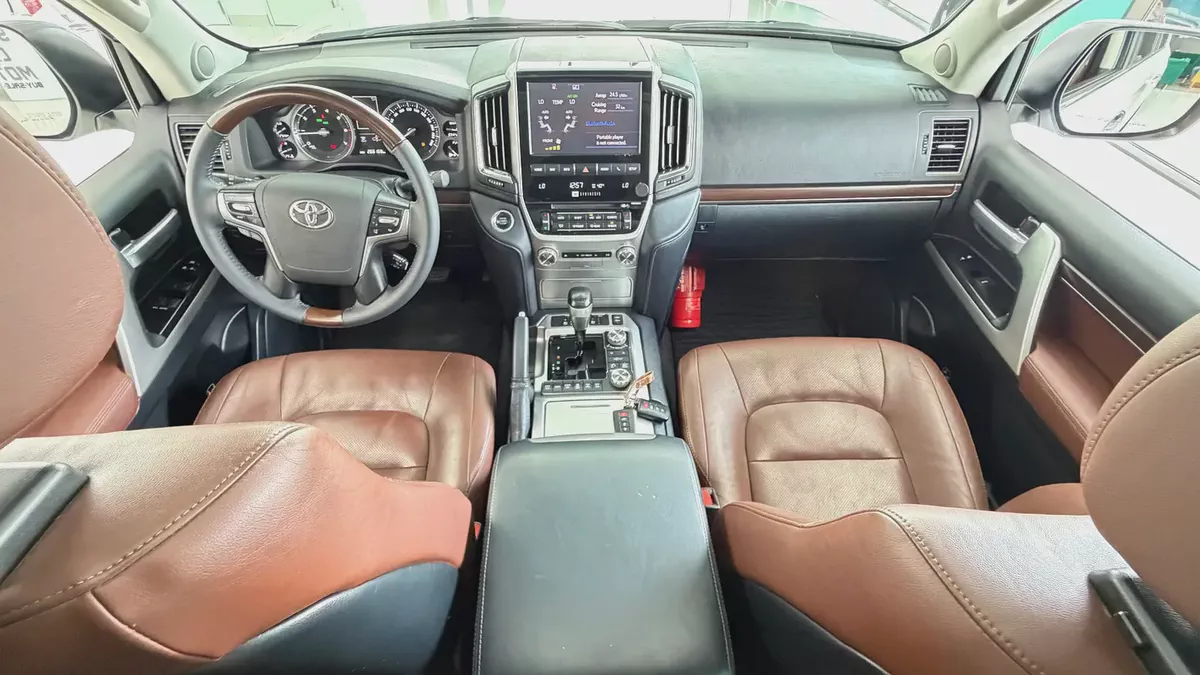 Pristine Toyota Land Cruiser VXR 2017 | GCC Specs | Low Mileage | Fully Loaded-9-9