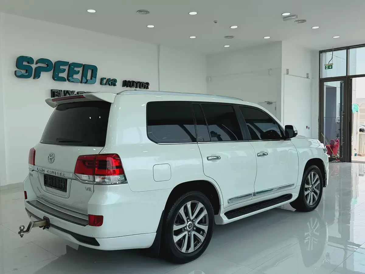 Pristine Toyota Land Cruiser VXR 2017 | GCC Specs | Low Mileage | Fully Loaded-8-8