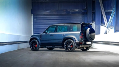 Land Rover Defender 110 HSE-12