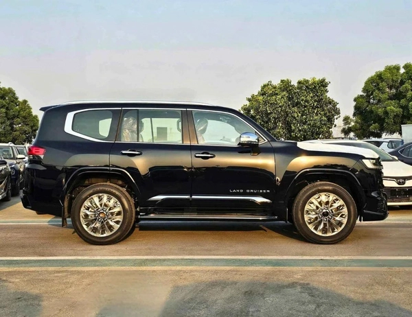 Toyota Land Cruiser VXR || 3.3L DIESEL / PWR WITH MEMORY SEATS / HUD / RADAR / JBL SPEAKERS