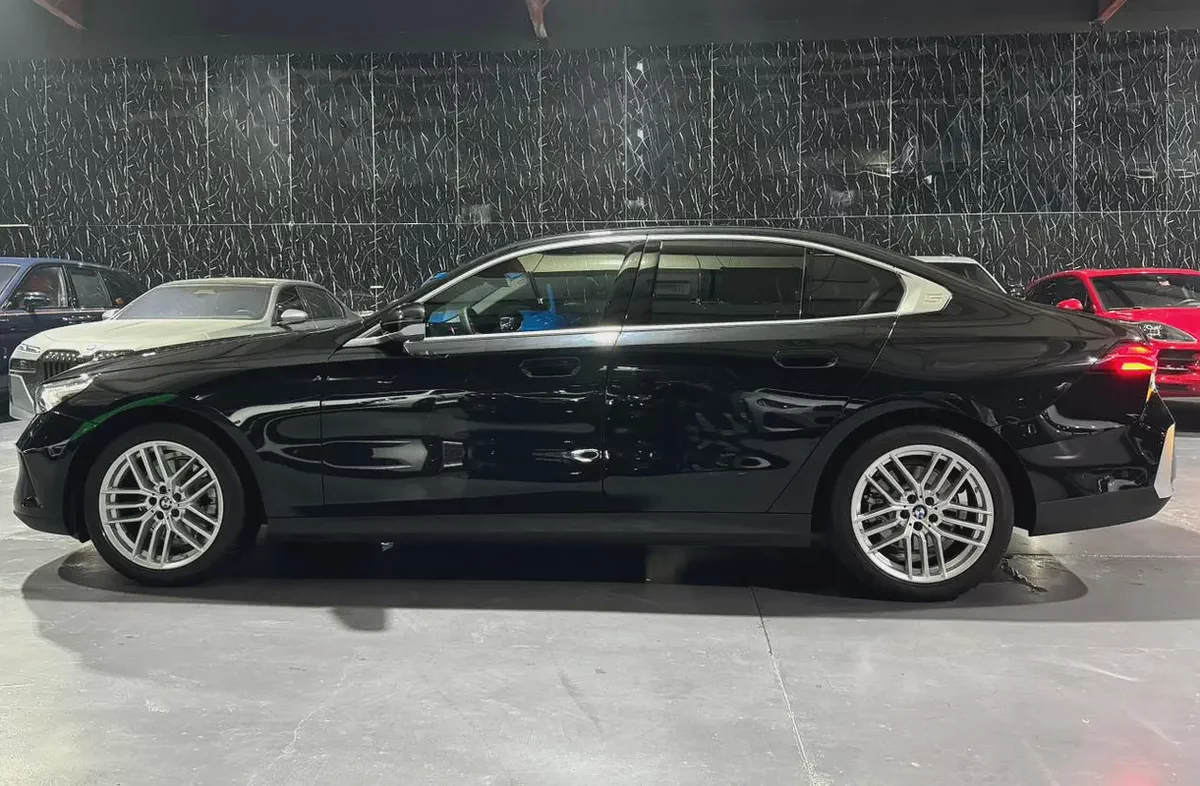 Exclusive offer | LOW Mileage | GCC | Luxury Sedan | AGMC Warranty 2028 | AGMC Service 2028-5-5