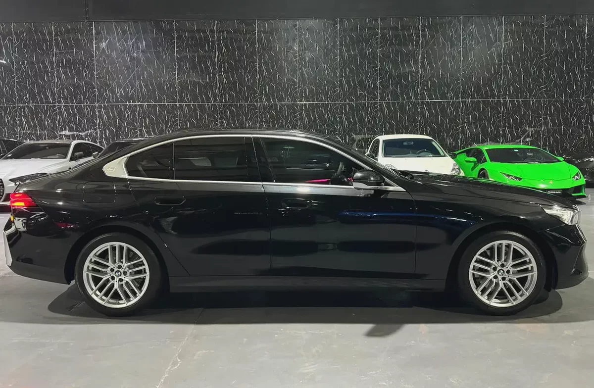 Exclusive offer | LOW Mileage | GCC | Luxury Sedan | AGMC Warranty 2028 | AGMC Service 2028-6-6