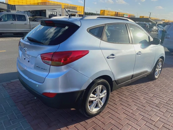 Hyundai tucson 2013 silver color GCC cleen car