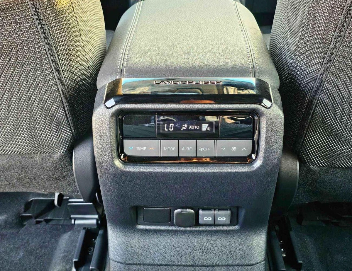 Toyota Prado VXR TURBO ALL ROUNDER / 2.8L DIESEL V4 / DIFFLOCK / SUNROOF / COOL BOX (CODE # P28AR2)-17-0