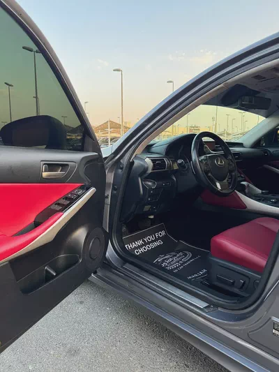 لكزس IS300 V4 2.0L موديل 2019 وارد فل اوبشن بحاله ممتازه-14