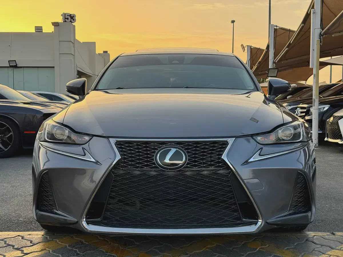 لكزس IS300 V4 2.0L موديل 2019 وارد فل اوبشن بحاله ممتازه