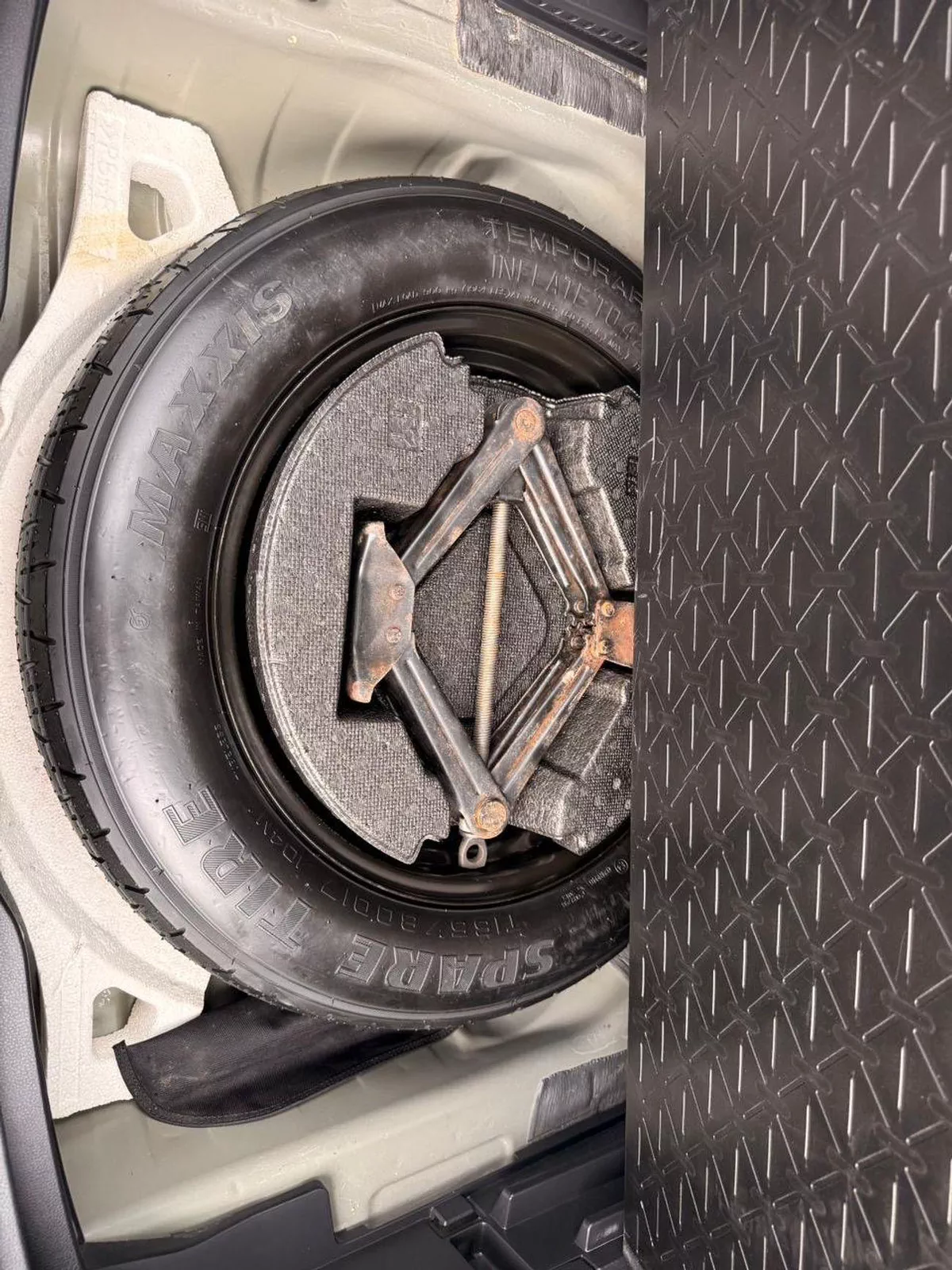 Toyota RAV4 XLE 2.5L push start 2024-20-0