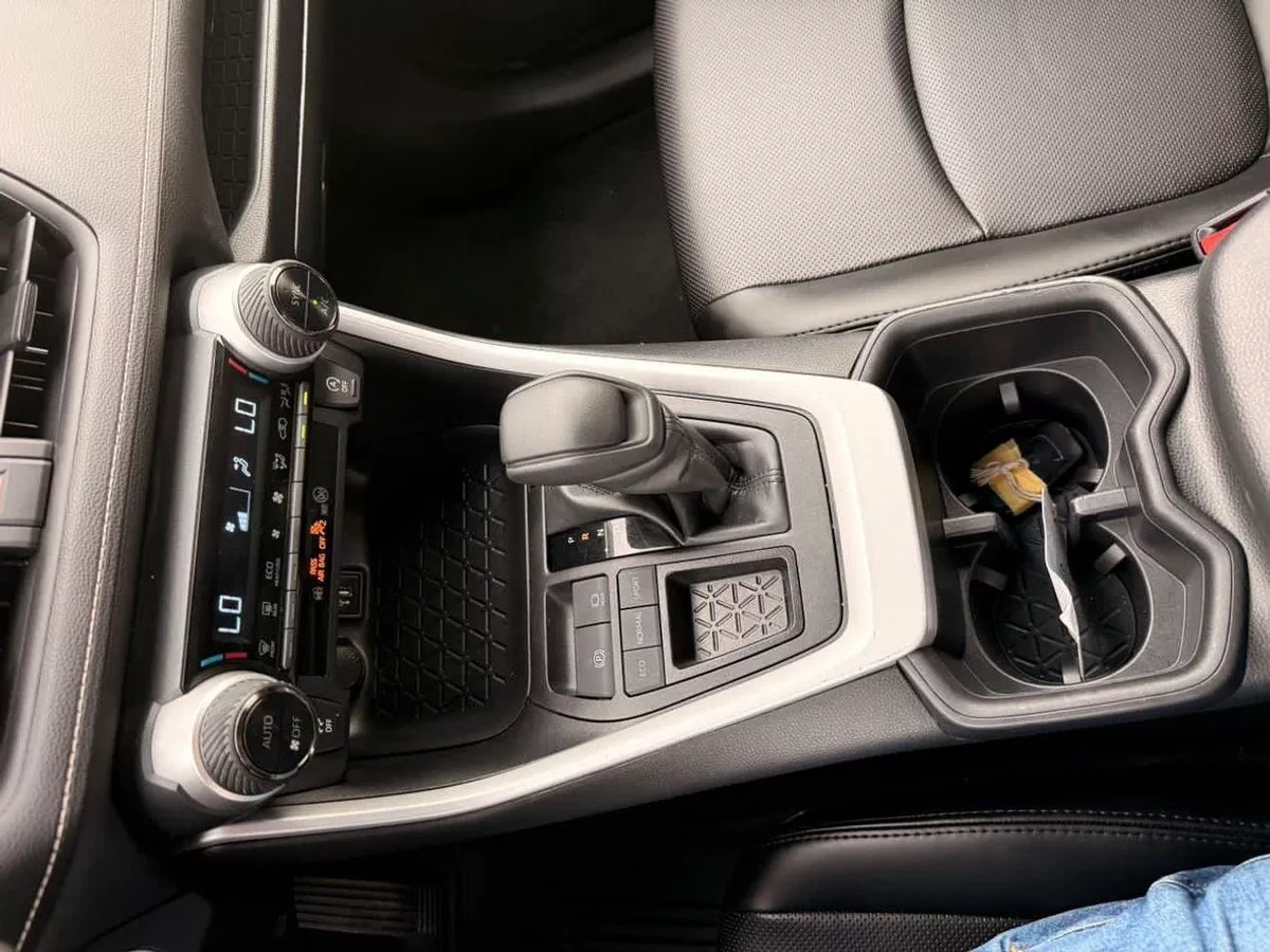 Toyota RAV4 XLE 2.5L push start 2024-8-0