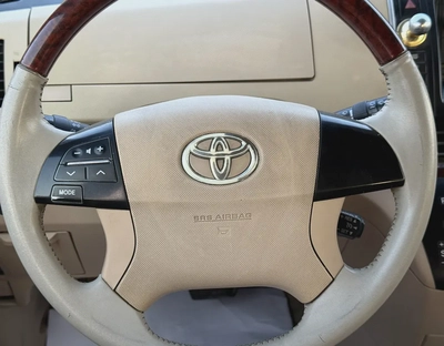 Toyota Previa SE | Model 2017 | GCC Specs | 7 seater-8