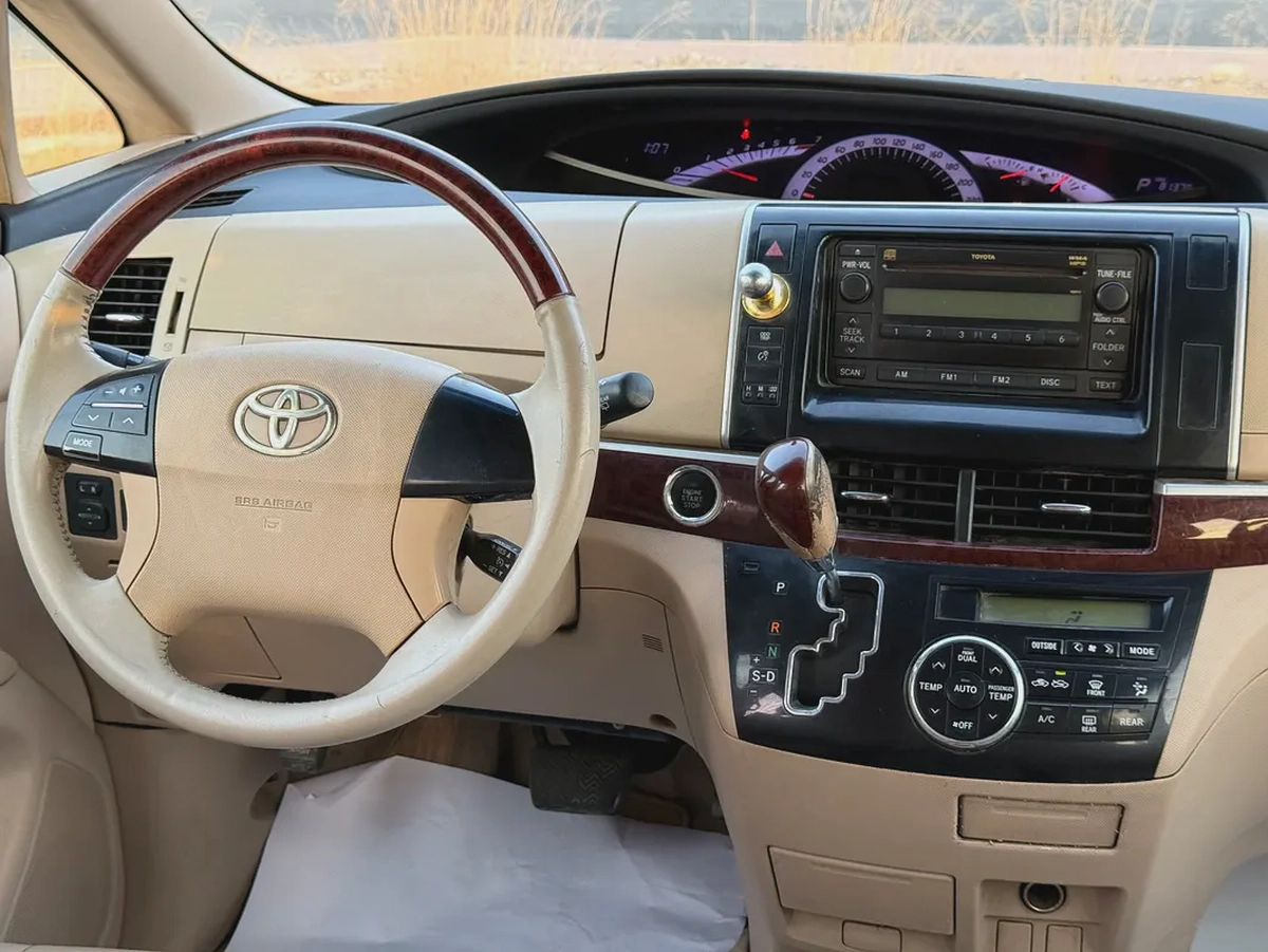 Toyota Previa SE | Model 2017 | GCC Specs | 7 seater-7-7