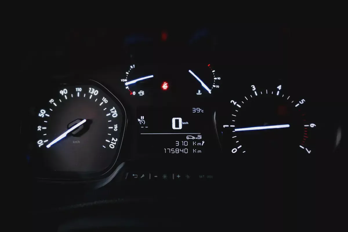 Peugeot Expert | Delivery Van | Manual | GCC Specs | Ref#P07386-10-10