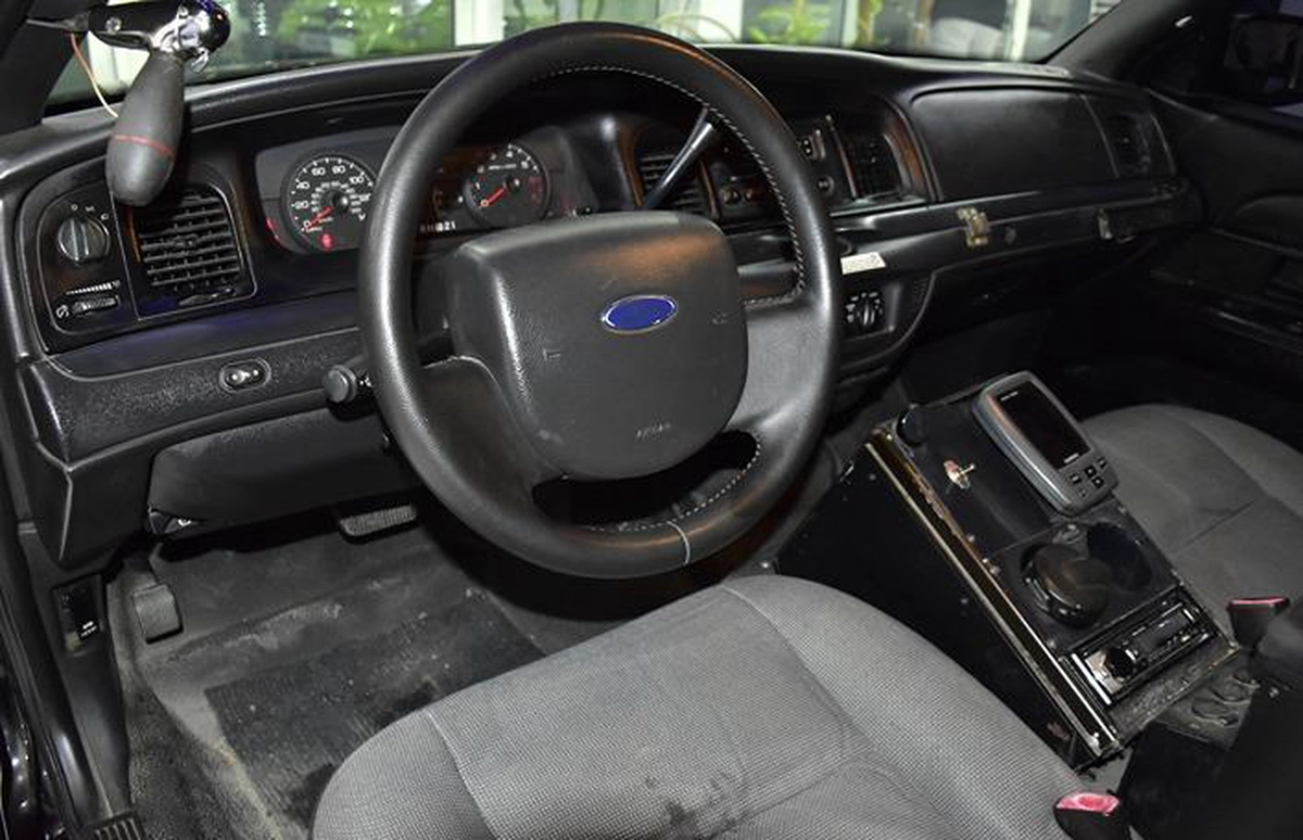 Ford Crown Victoria ( 2011 Model ) in Black Color American Specs-4-4