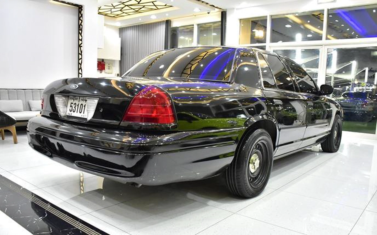 Ford Crown Victoria ( 2011 Model ) in Black Color American Specs-9-9