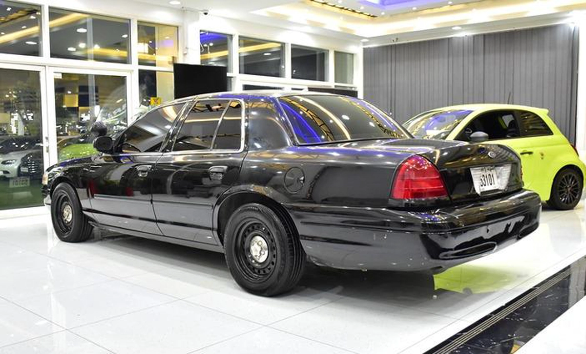 Ford Crown Victoria ( 2011 Model ) in Black Color American Specs-7-7