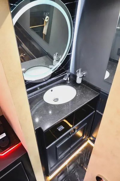 MERCEDES BENZ SPRINTER GCC 519 CDI - FULL EXCLUSIVE + FRIDGE + BATHROOM + COFFEE MACHINE + APPLE TV-13