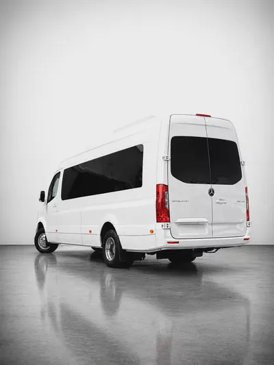 MERCEDES BENZ SPRINTER GCC 519 CDI - FULL EXCLUSIVE + FRIDGE + BATHROOM + COFFEE MACHINE + APPLE TV-3