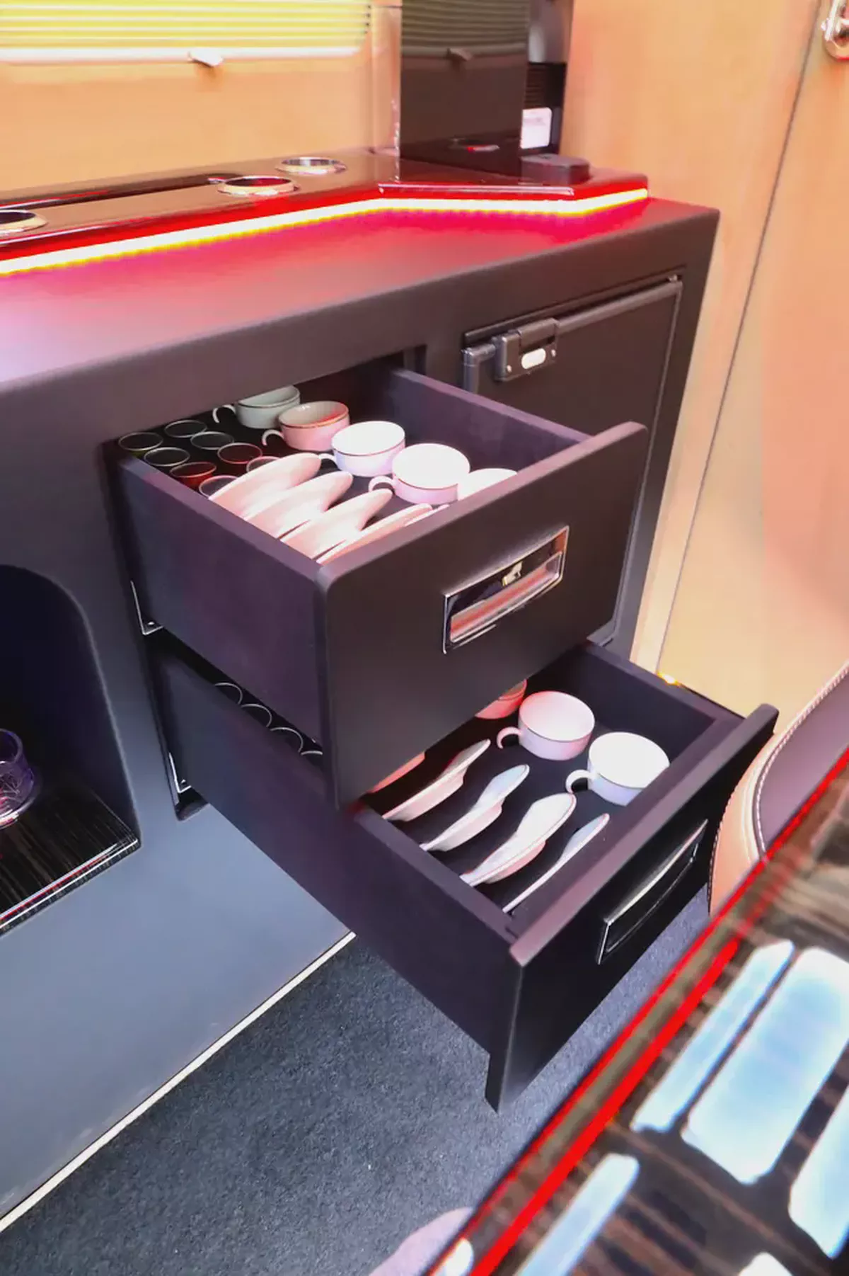 MERCEDES BENZ SPRINTER GCC 519 CDI - FULL EXCLUSIVE + FRIDGE + BATHROOM + COFFEE MACHINE + APPLE TV-12-12