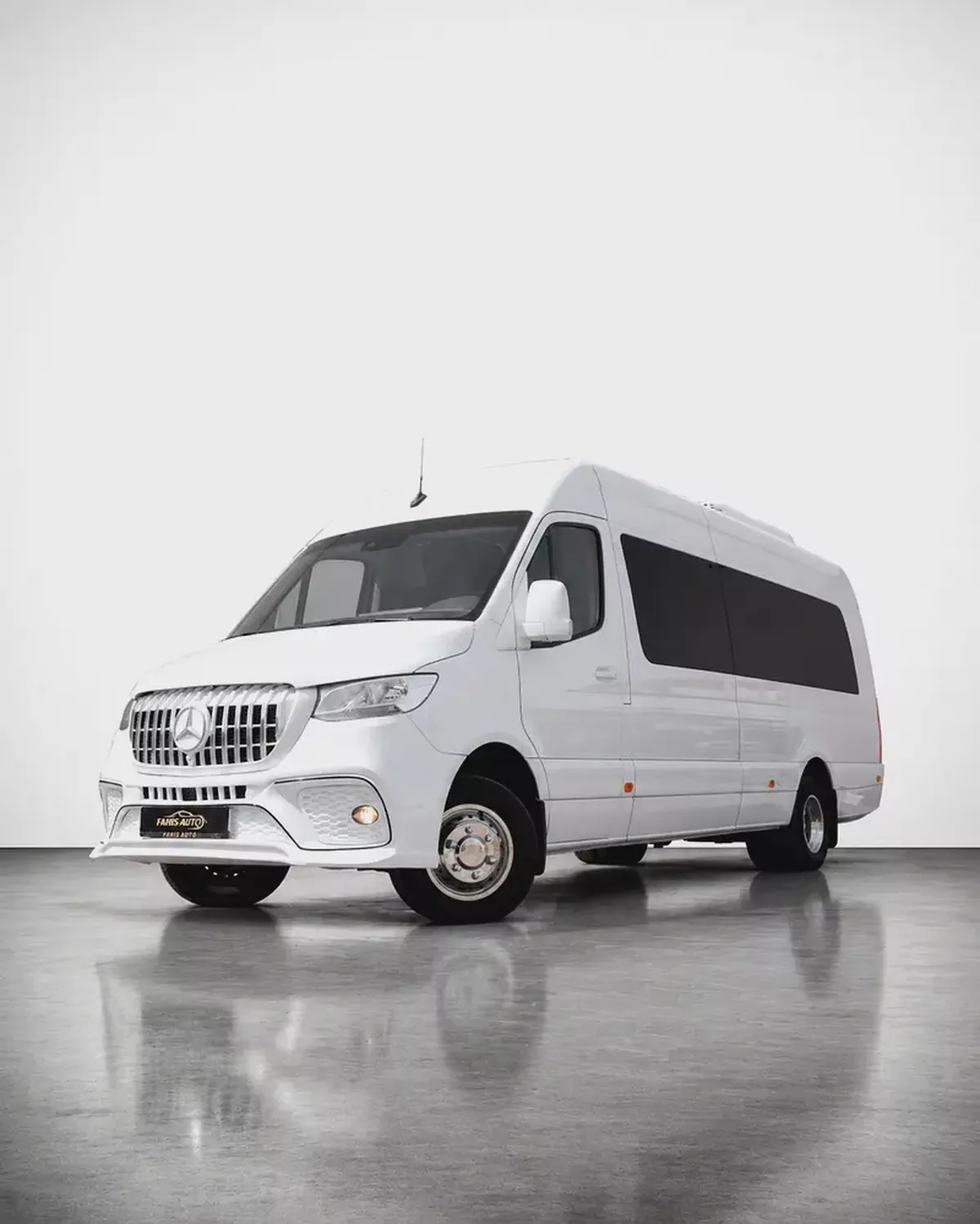 MERCEDES BENZ SPRINTER GCC 519 CDI - FULL EXCLUSIVE + FRIDGE + BATHROOM + COFFEE MACHINE + APPLE TV