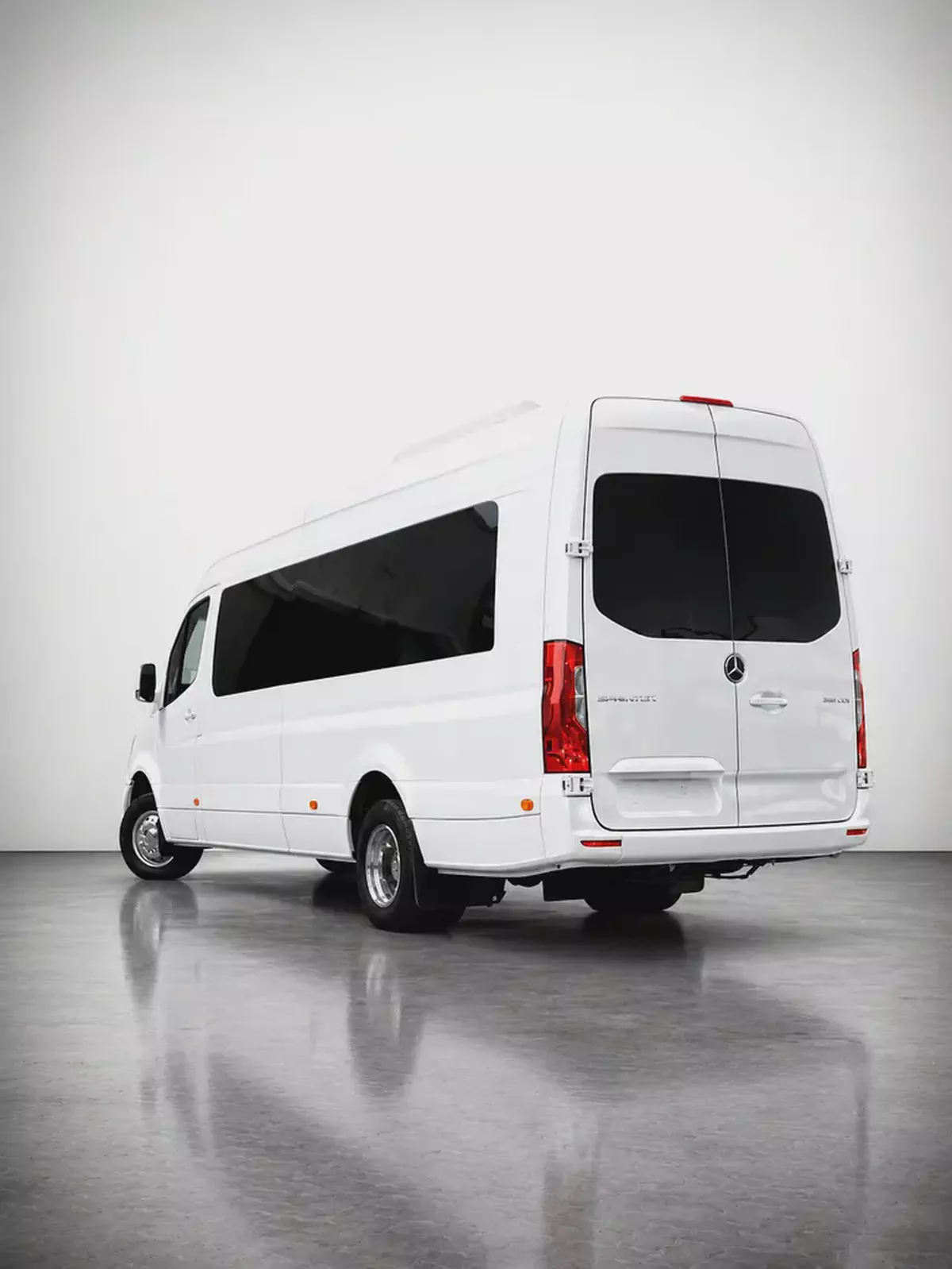 MERCEDES BENZ SPRINTER GCC 519 CDI - FULL EXCLUSIVE + FRIDGE + BATHROOM + COFFEE MACHINE + APPLE TV-3-3