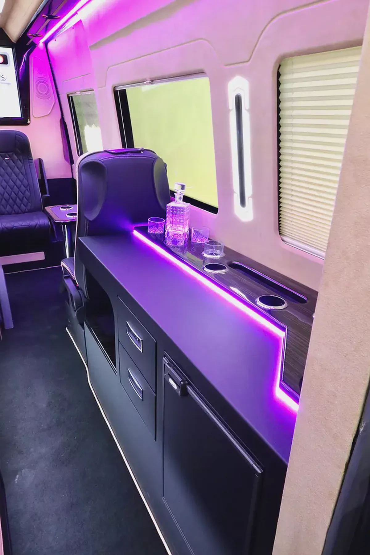 MERCEDES BENZ SPRINTER GCC 519 CDI - FULL EXCLUSIVE + FRIDGE + BATHROOM + COFFEE MACHINE + APPLE TV-7-7
