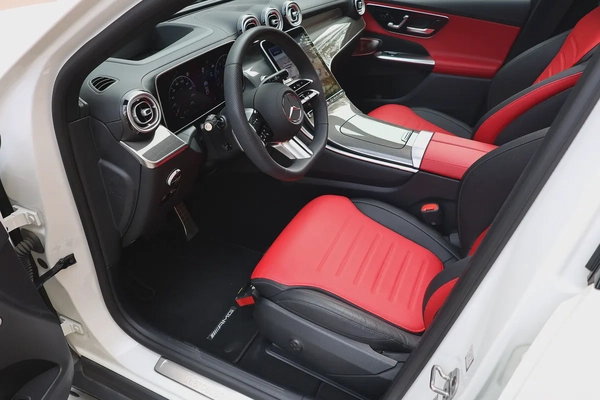 GLC300 4MATIC AMG - GCC SPECS - 340 KM ONLY - WARRANTY / SERVICE FROM GARGASH - ACCIDENT FREE -