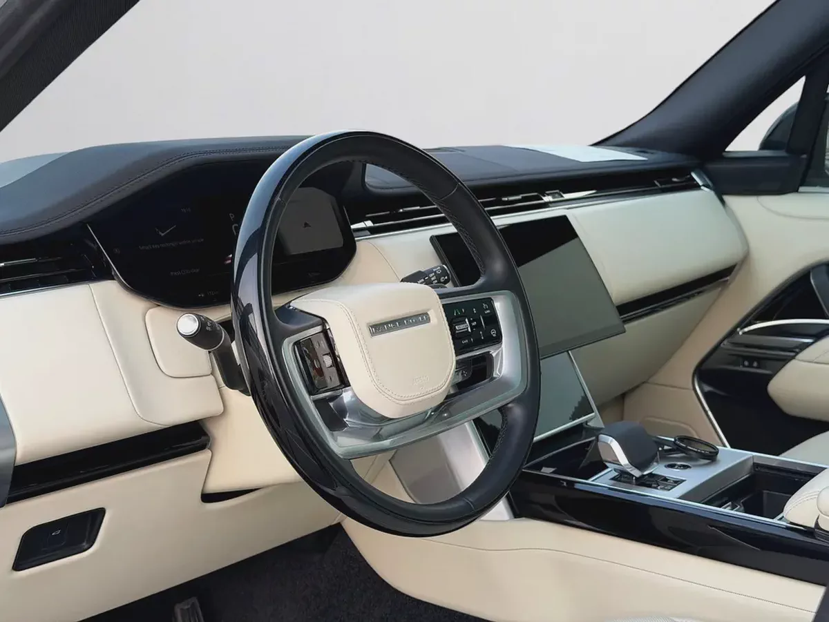 AED 8,400 P.M | 0% DOWN PAYMENT | RANGE ROVER VOGUE SE P530 | 4.4L TWIN-TURBO V8 – 523 HP | 2025-11-11