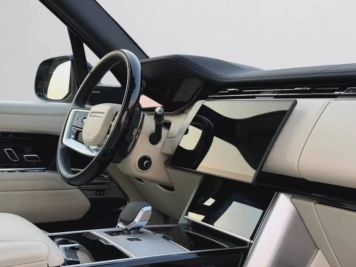 AED 8,400 P.M | 0% DOWN PAYMENT | RANGE ROVER VOGUE SE P530 | 4.4L TWIN-TURBO V8 – 523 HP | 2025-12-12