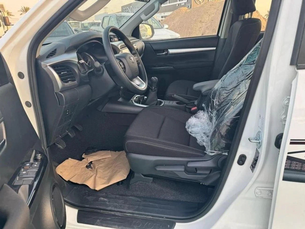 Toyota Hilux 2.4L 4X4 MANUAL DIGITAL AC 2025 MODEL GCC-3-3
