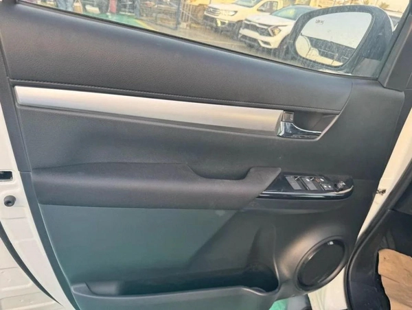 Toyota Hilux 2.4L 4X4 MANUAL DIGITAL AC 2025 MODEL GCC