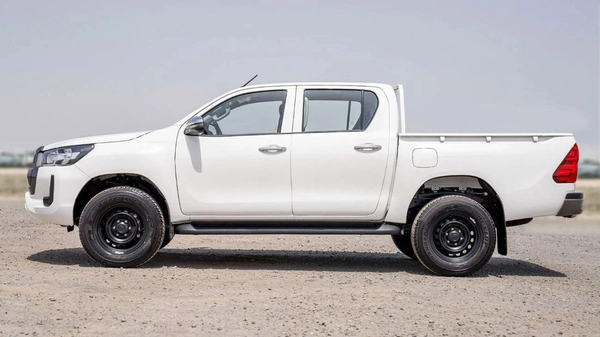 Toyota Hilux  2.4L MED OPTION DIESEL 2024