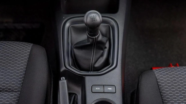 Toyota Hilux  2.4L MED OPTION DIESEL 2024