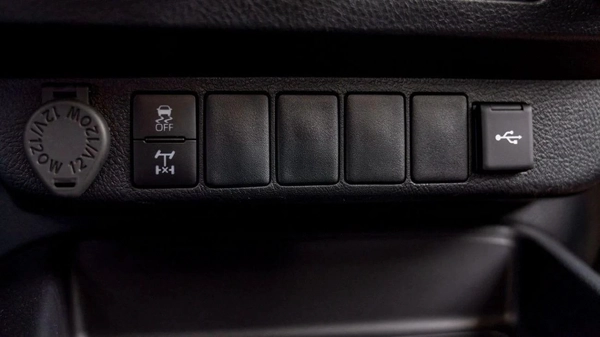 Toyota Hilux  2.4L MED OPTION DIESEL 2024