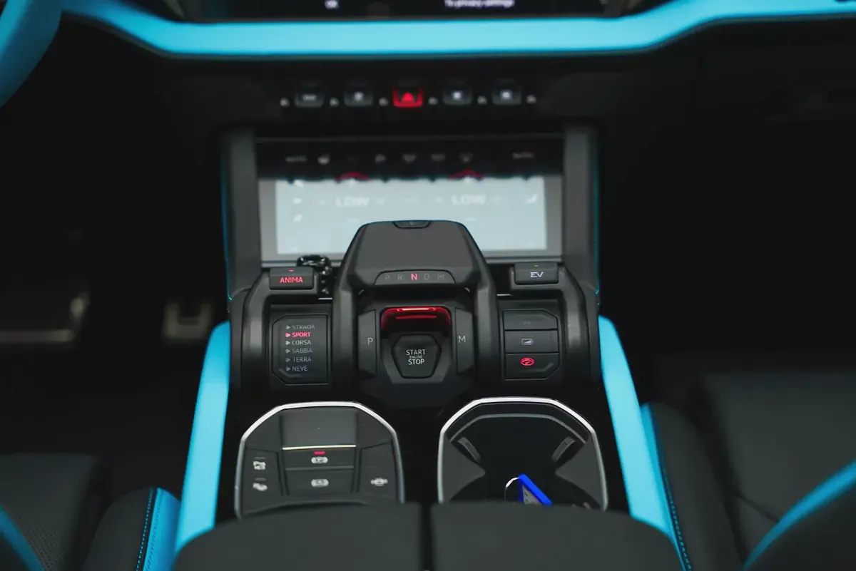 2025 LAMBORGHINI URUS SE-11-11