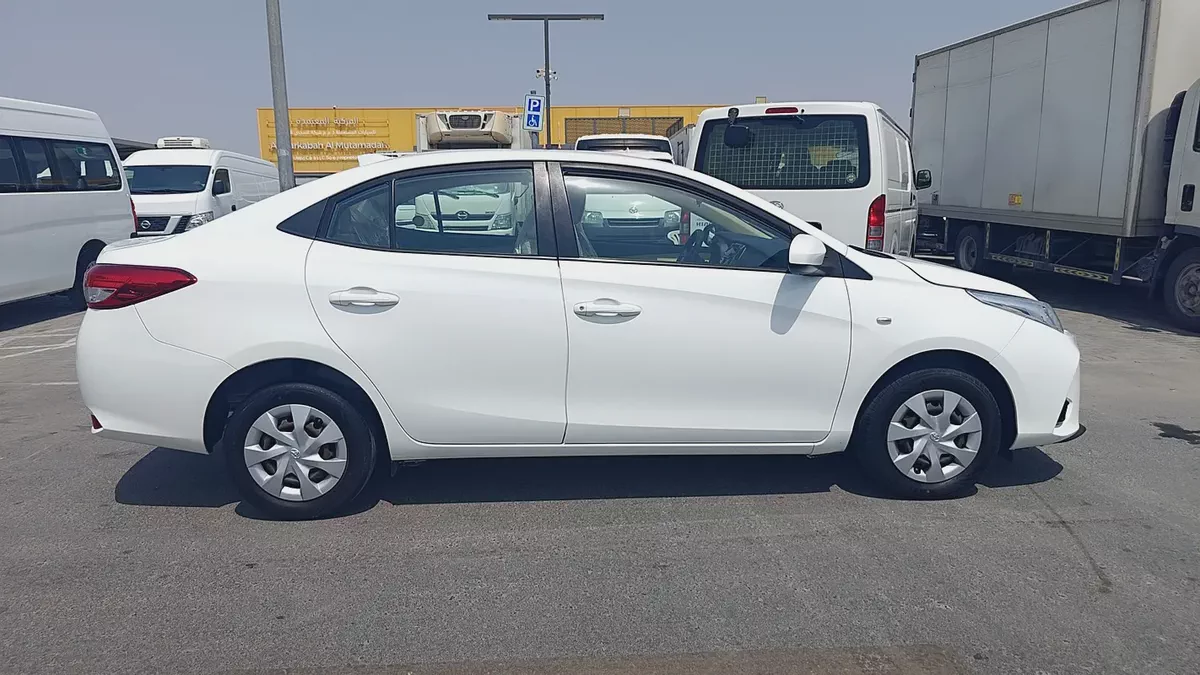 2022 Toyota Yaris SE | GCC Specs | Low Mileage | Excellent Condition-1-1