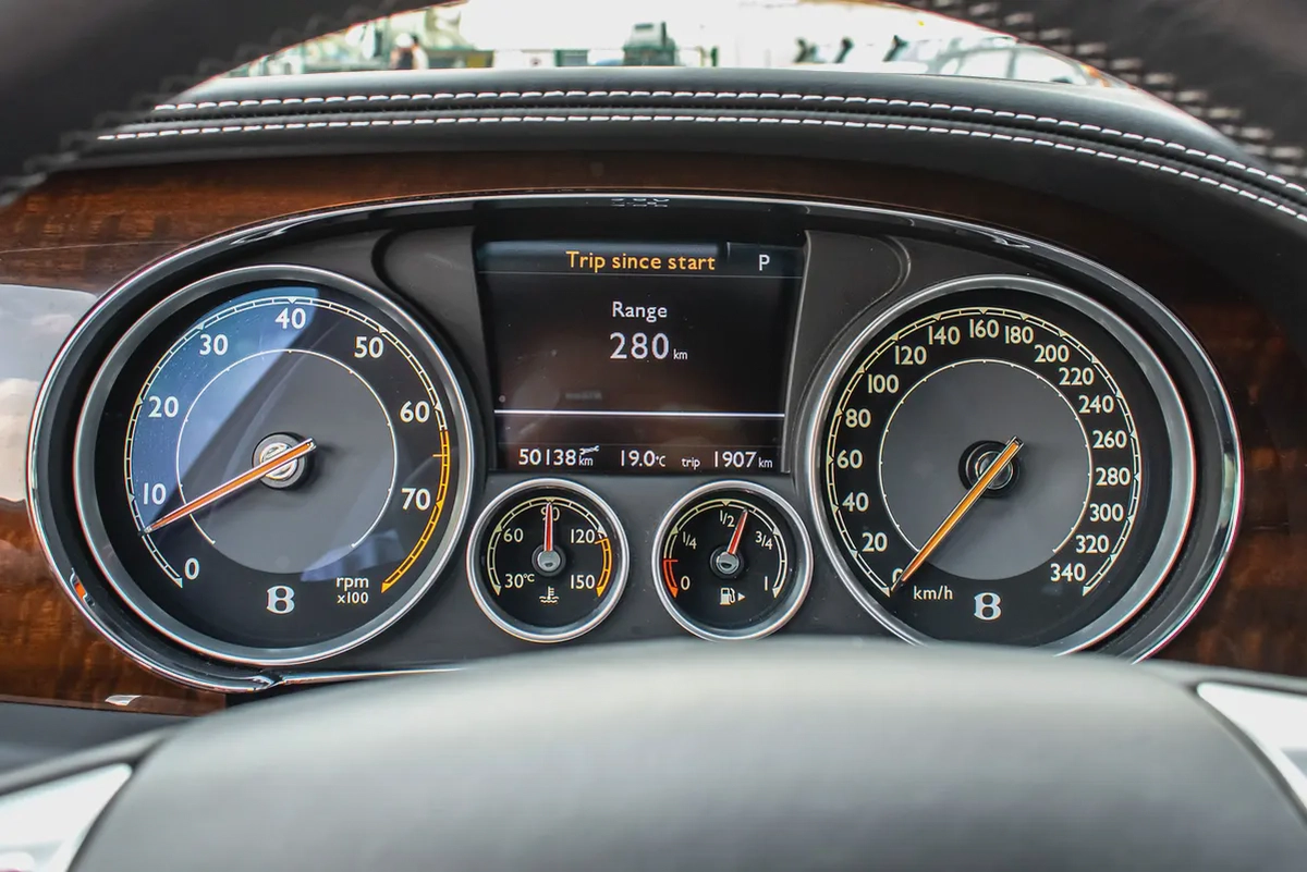2014 - BENTLEY FLYING SPUR - SUPER CLEAN - ONLY 50,000 KM