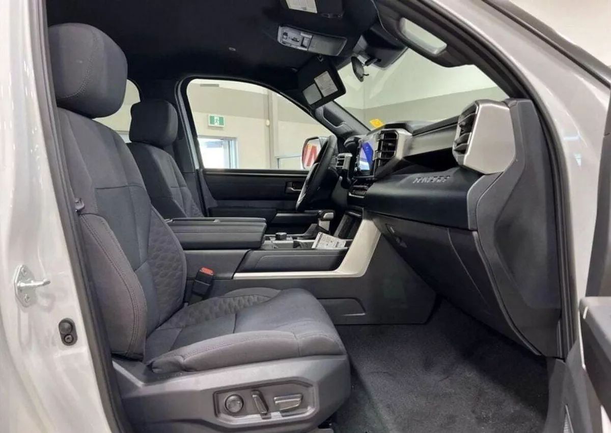 Toyota Tundra SR (NON GCC) SR5 Crew Max 3.5L 4WD-3-0