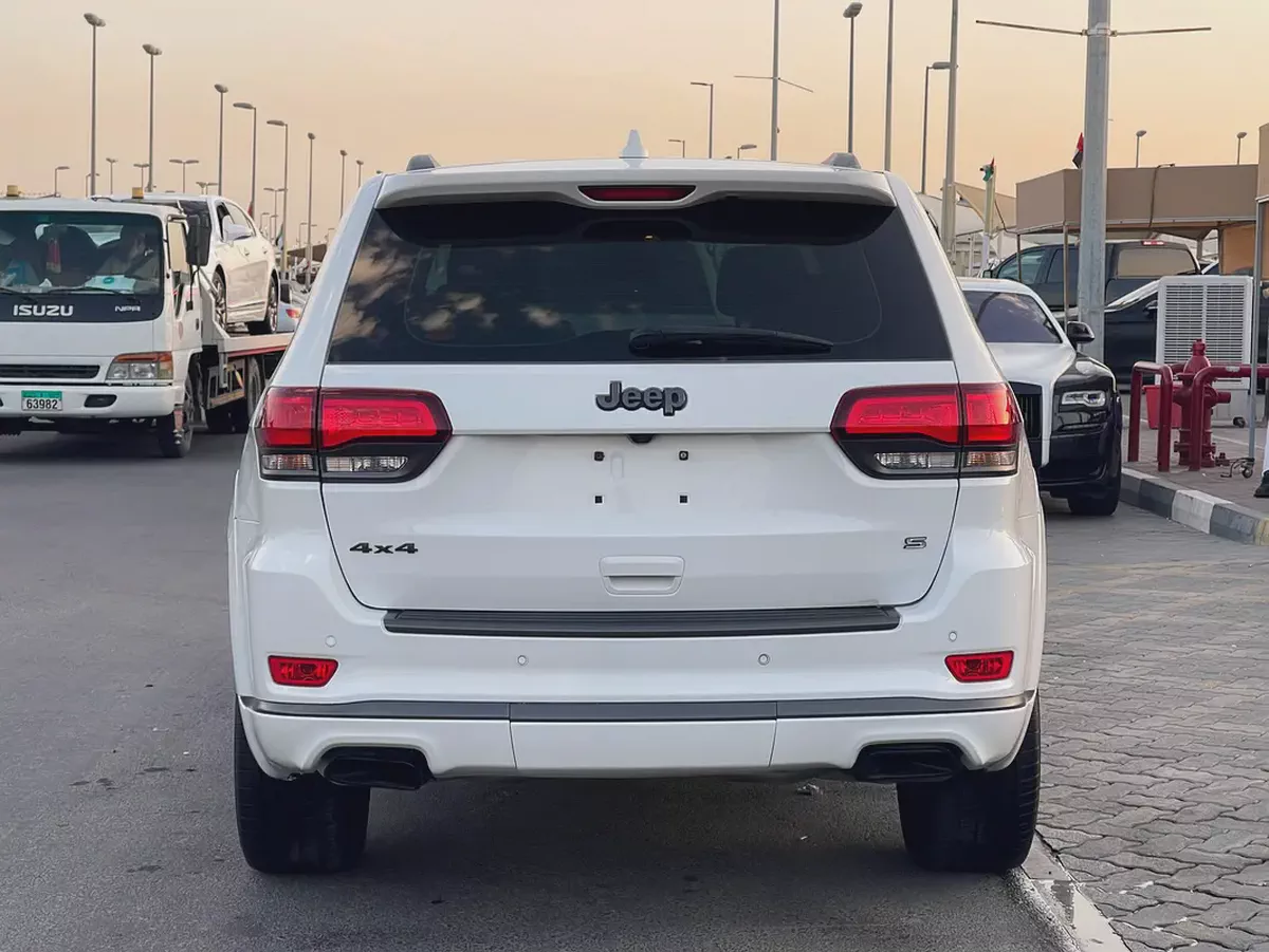 2020 Jeep Cherokee Sport - GCC Specs - Excellent Condition-4-4