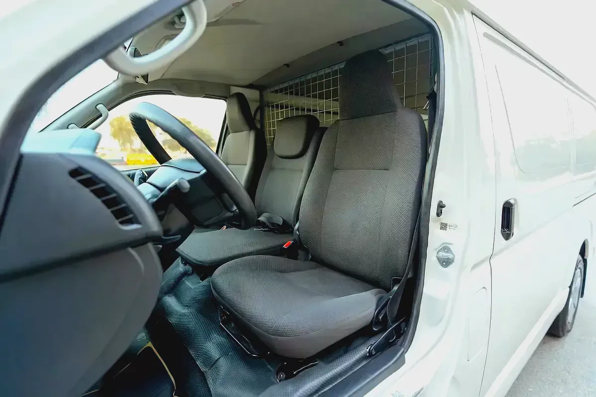 Hiace Standard Roof | Delivery Van | GCC Specs | Ref#T27785-8-8