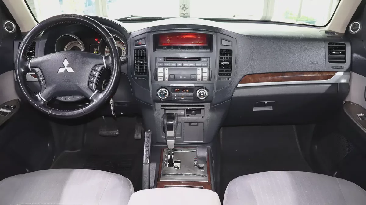 Pajero Coupe - GCC Specs . Excellent Condition . V6 3.5L-8-8